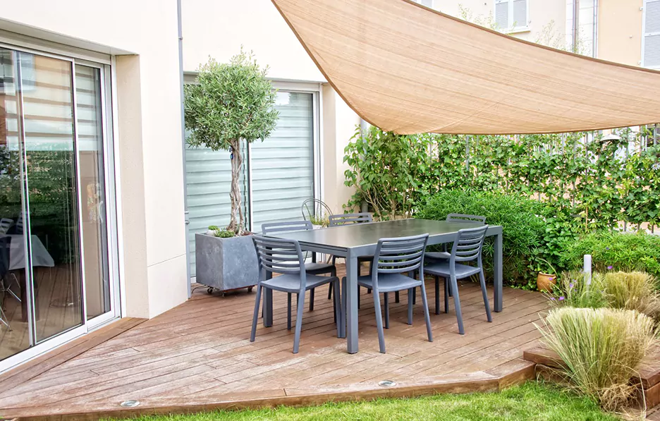 OUTDOOR TRIANGLE SHADE